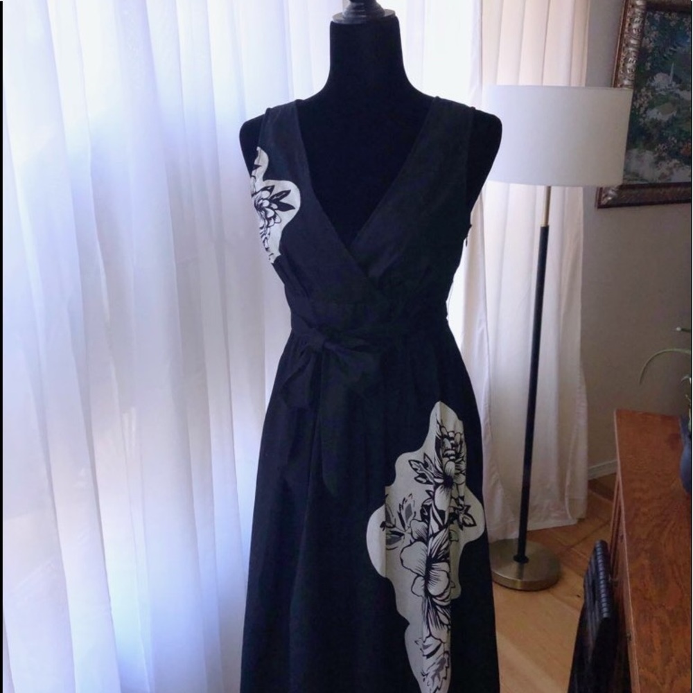 Beautiful Black Vintage Dress - Flower Detailing🌼